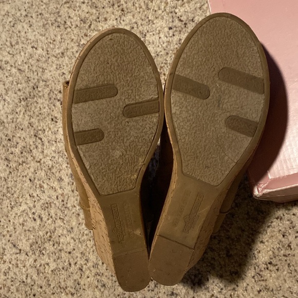 Fergalicious (Fergie) wedge sandals - Picture 4 of 12